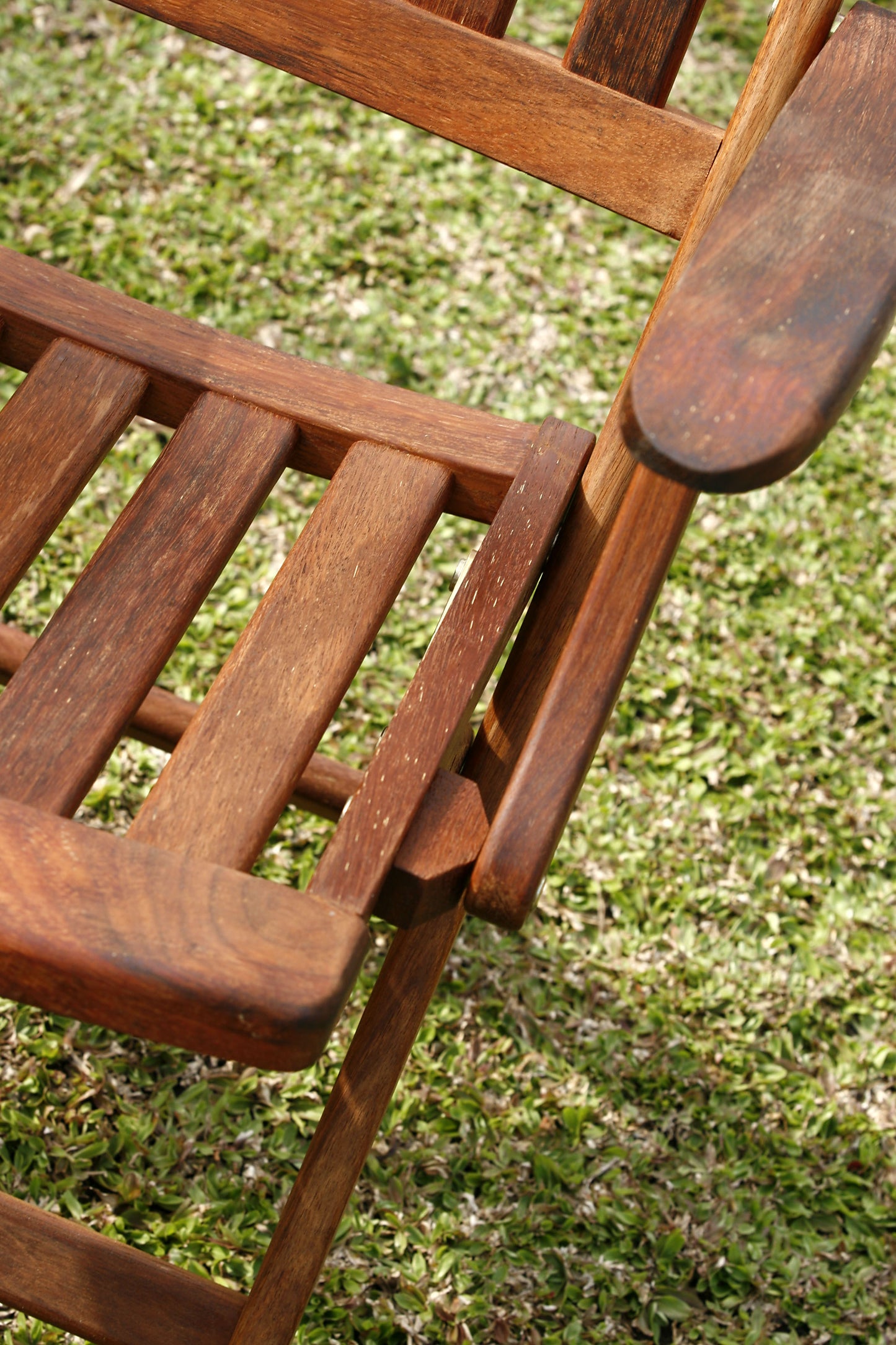 Pegu Folding Arm Chair